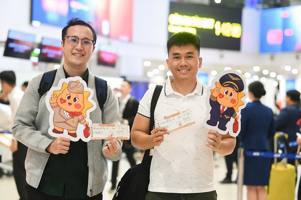 Khách được phục vụ bánh Maison Kayser và nghe violin trên chuyến bay đầu tiên của Sun PhuQuoc Airways
