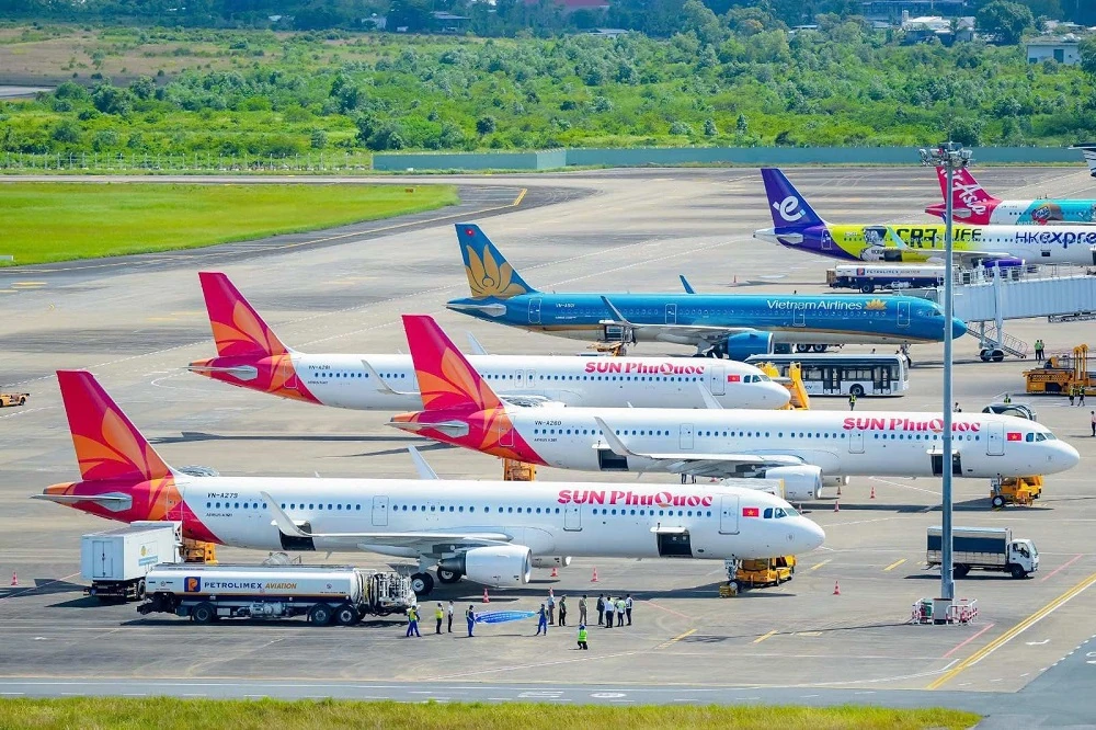 Khách được phục vụ bánh Maison Kayser và nghe violin trên chuyến bay đầu tiên của Sun PhuQuoc Airways