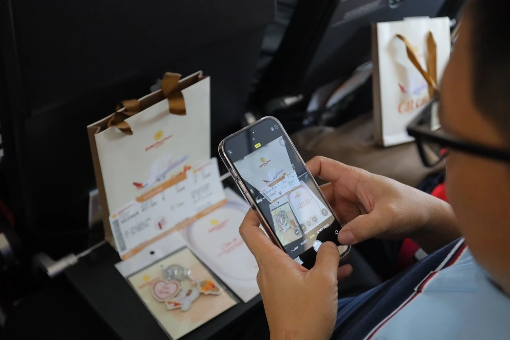 Khách được phục vụ bánh Maison Kayser và nghe violin trên chuyến bay đầu tiên của Sun PhuQuoc Airways