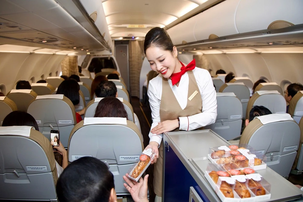 Khách được phục vụ bánh Maison Kayser và nghe violin trên chuyến bay đầu tiên của Sun PhuQuoc Airways