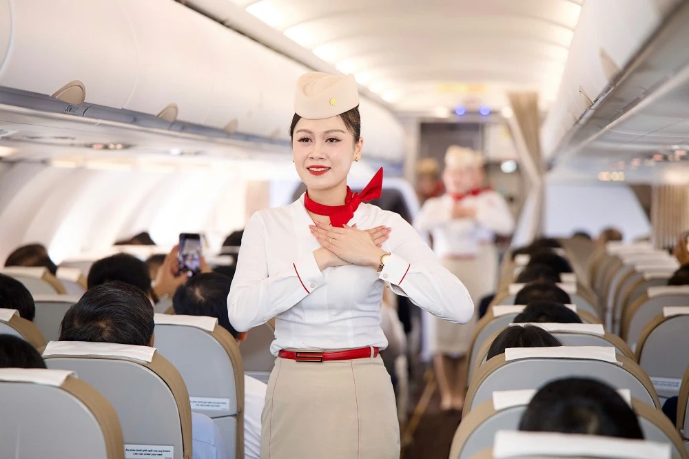 Khách được phục vụ bánh Maison Kayser và nghe violin trên chuyến bay đầu tiên của Sun PhuQuoc Airways