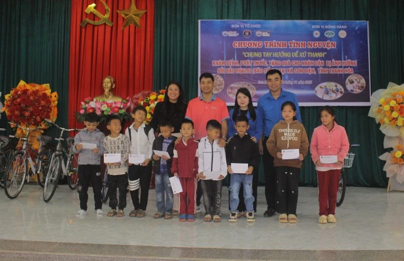 Nhiều hoạt động thiện nguyện đến với bà con vùng lũ xã Sơn Điện