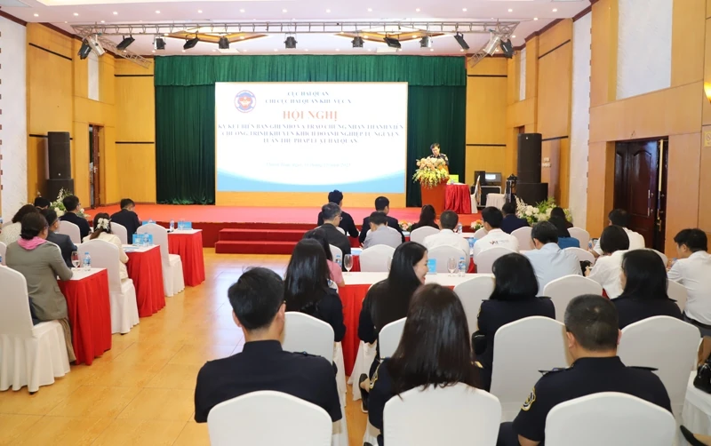 Trao chứng nhận thành viên Chương trình khuyến khích doanh nghiệp tự nguyện tuân thủ pháp luật hải quan