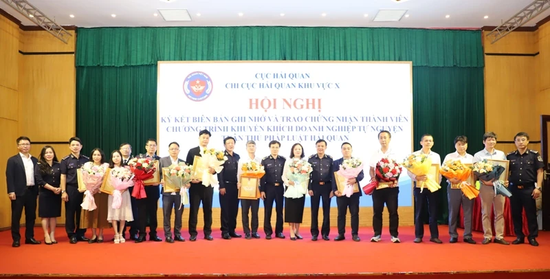 Trao chứng nhận thành viên Chương trình khuyến khích doanh nghiệp tự nguyện tuân thủ pháp luật hải quan