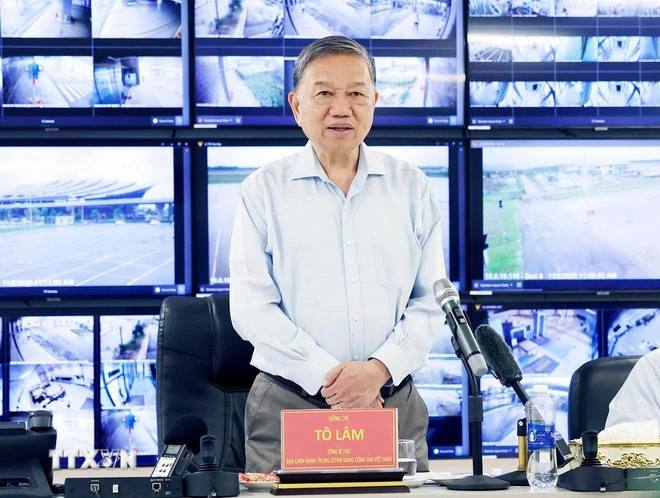 Tổng Bí thư Tô Lâm thăm, tặng quà người dân bị ảnh hưởng do mưa lũ tại Huế
