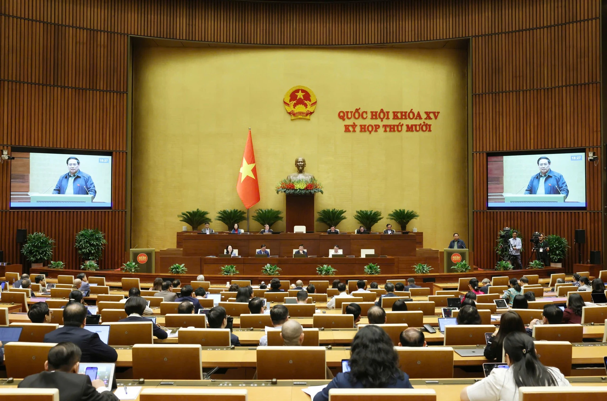 Thủ tướng Phạm Minh Chính: Sẽ xem xét, cân đối để tăng lương sớm hơn