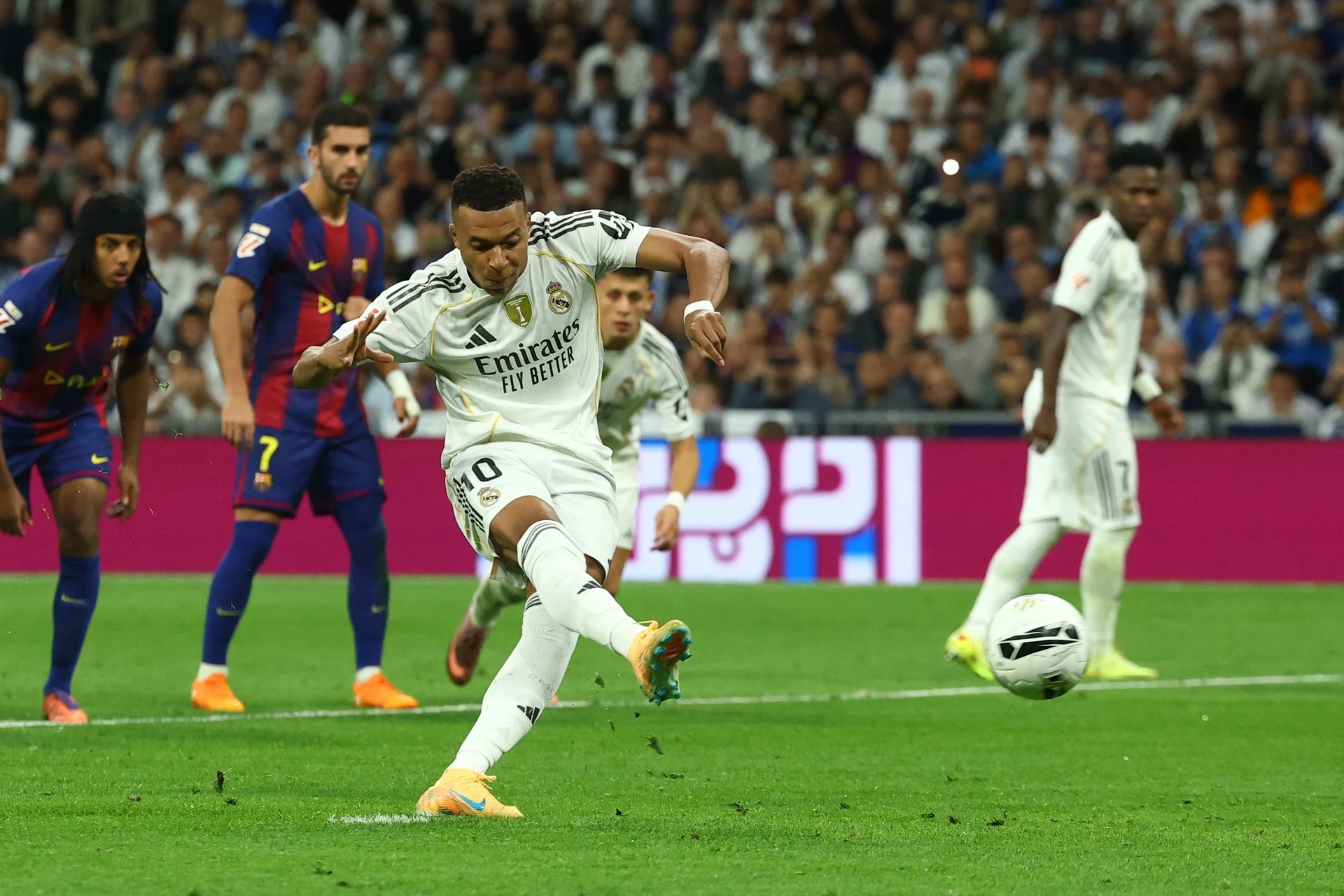 Real Madrid hạ Barca tại Siêu kinh điển; HAGL thắng sốc Thể Công Viettel