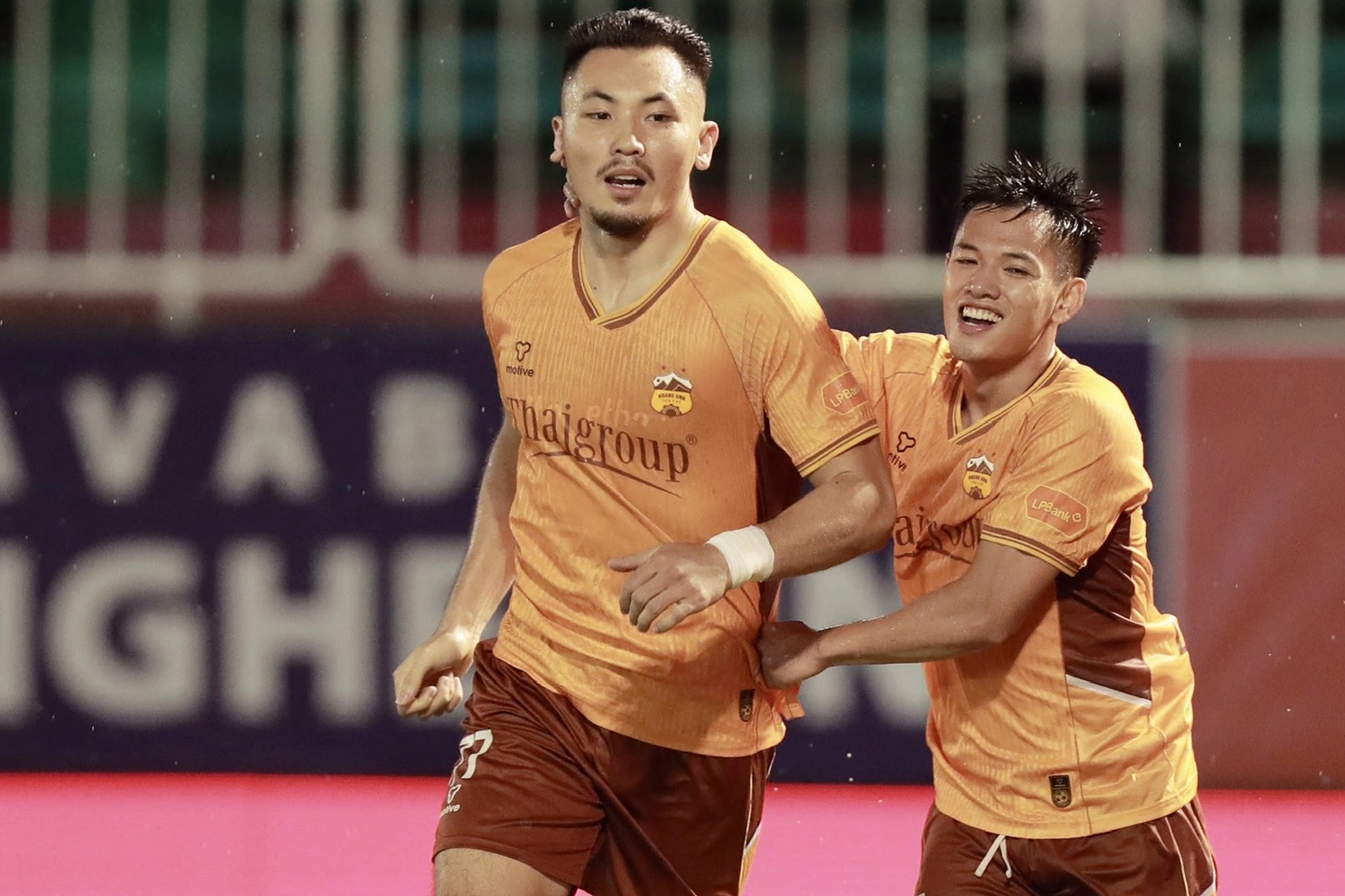 Real Madrid hạ Barca tại Siêu kinh điển; HAGL thắng sốc Thể Công Viettel