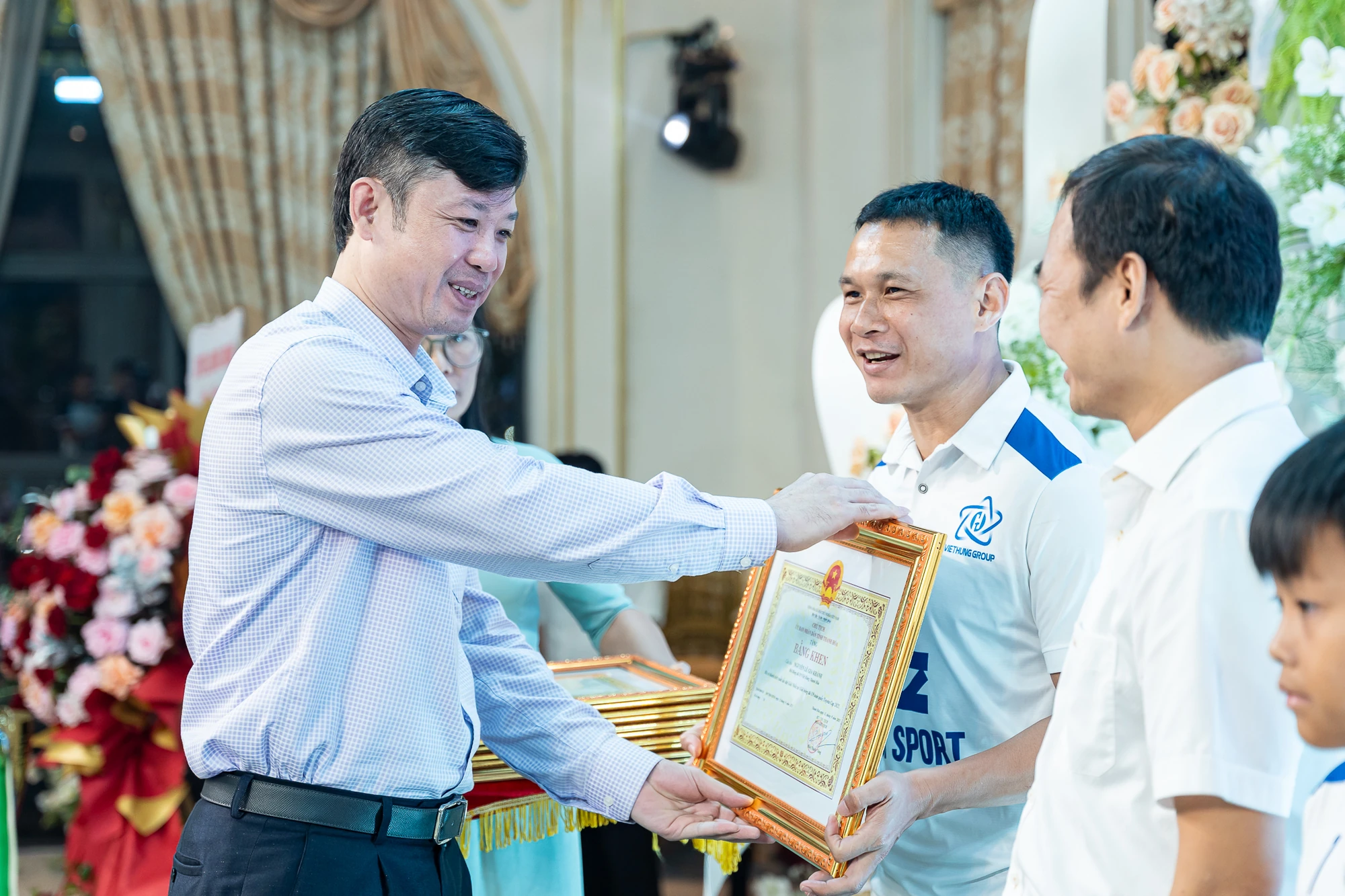 Tuyên dương và trao thưởng đội U9 và U11 Việt Hùng Thanh Hóa