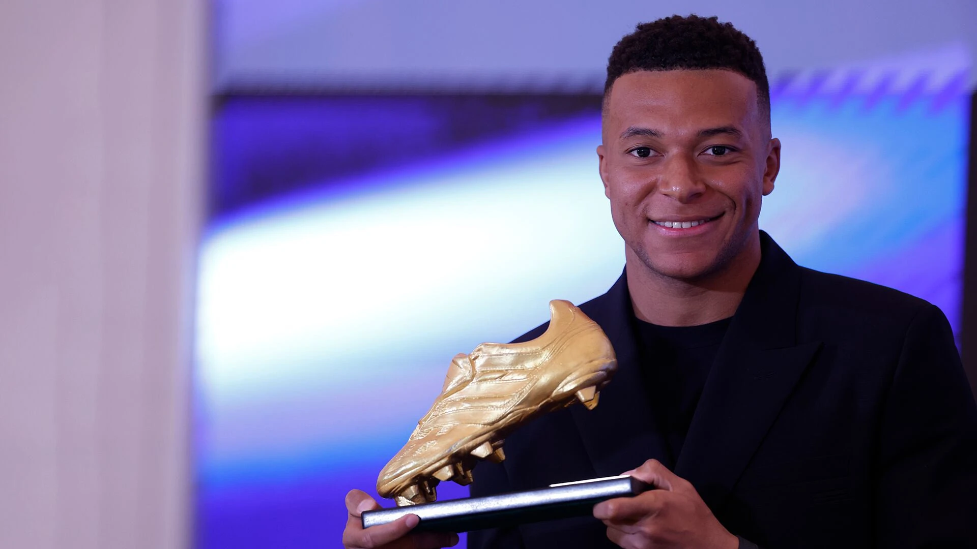 Công an Hà Nội áp sát ngôi đầu bảng V.League; Mbappe nhận Chiếc giày vàng châu Âu