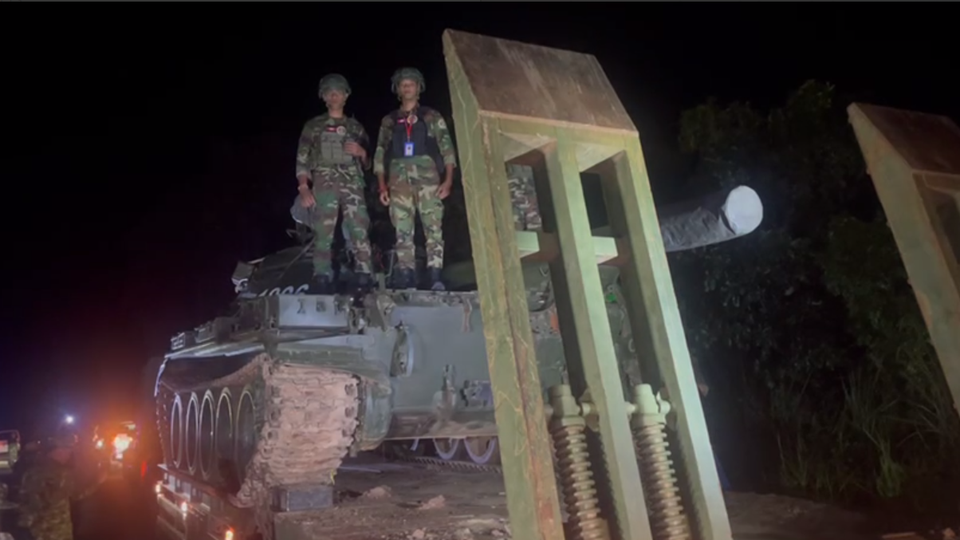 Campuchia và Thái Lan bắt đầu rút vũ khí hạng nặng khỏi khu vực xung đột ở biên giới
