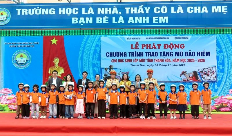 Trao tặng gần 70.000 mũ bảo hiểm cho học sinh lớp 1