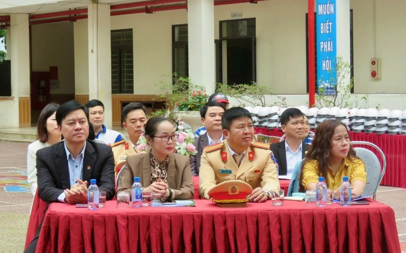 Trao tặng gần 70.000 mũ bảo hiểm cho học sinh lớp 1