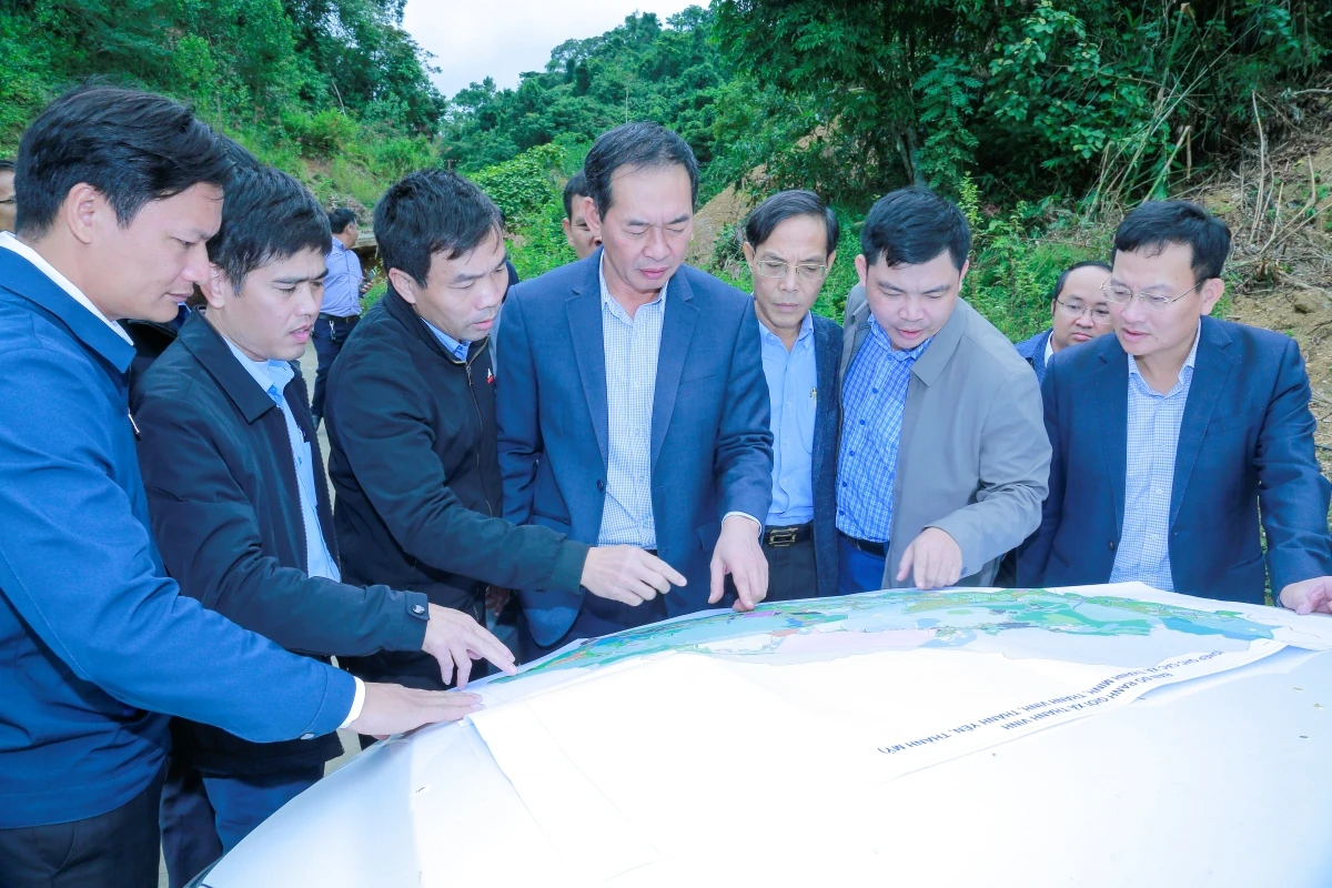 Phó Bí thư Tỉnh ủy, Chủ tịch Ủy ban MTTQ tỉnh Trịnh Tuấn Sinh thăm, làm việc với các xã Thạch Quảng, Thành Vinh và Thạch Bình