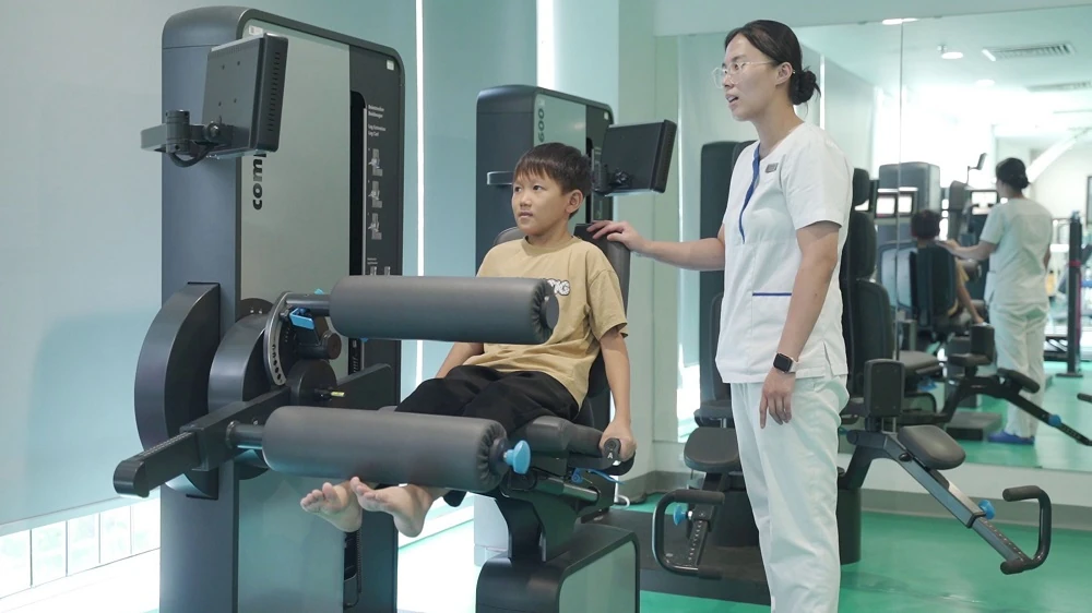Cuộc sống mới của chàng sinh viên tí hon từng bị nhầm là trẻ tiểu học