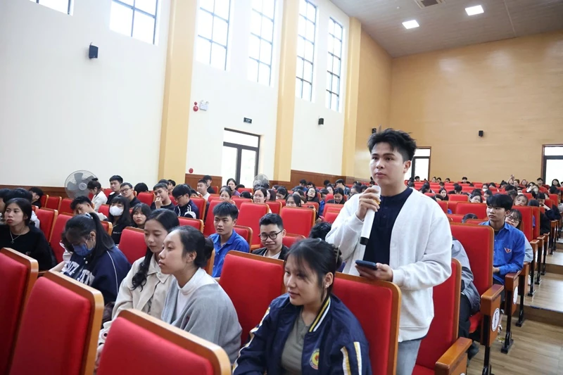 Sinh viên Trường ĐH Hồng Đức tìm hiểu về khởi nghiệp để ươm mầm doanh nhân