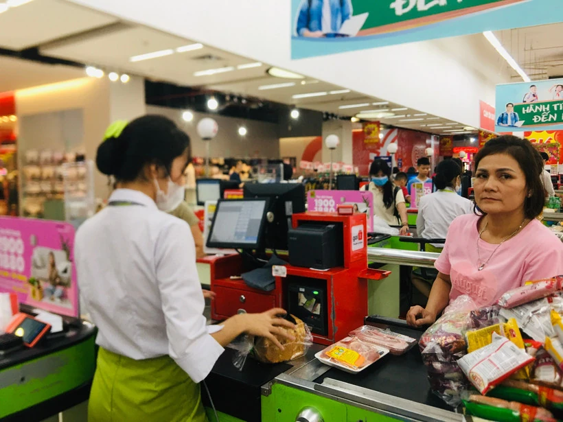 Người tiêu dùng mạnh tay chi hơn 5,77 triệu tỷ đồng cho mua sắm và dịch vụ