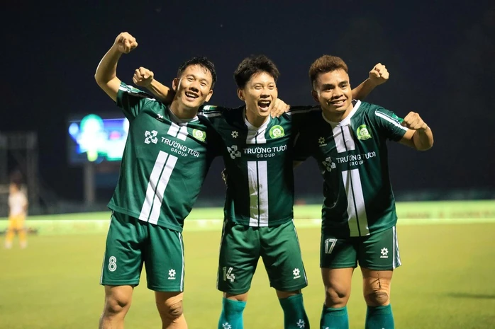 PVF-CAND thoát thua ngoạn mục; Chelsea thắng đậm, Arsenal và MU cùng mất điểm