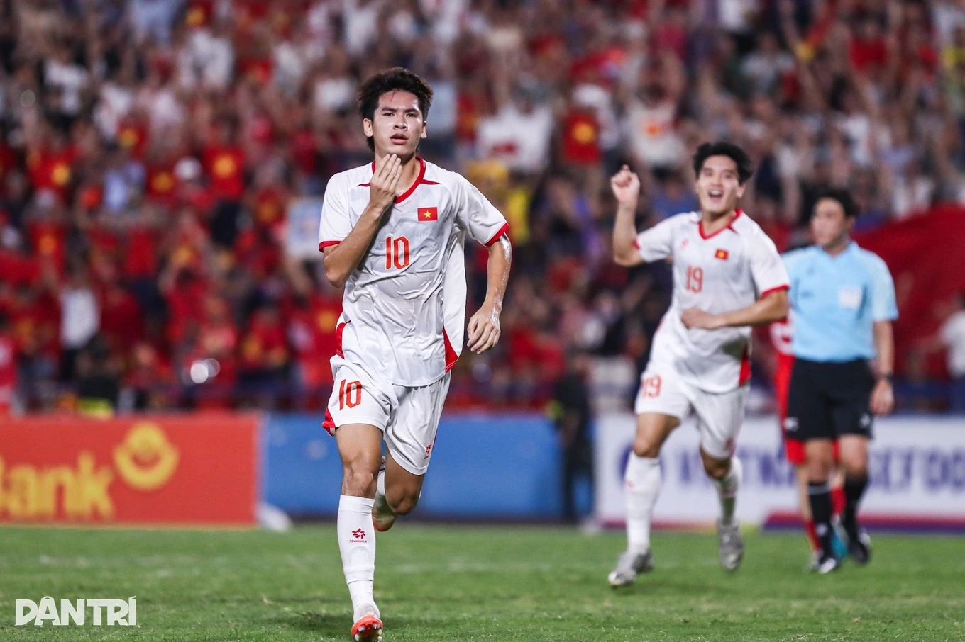 HLV Kim Sang-sik chỉ ra thói quen xấu của cầu thủ Việt Nam; Man City áp sát ngôi đầu Premier League