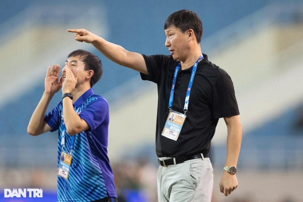 HLV Kim Sang-sik chỉ ra thói quen xấu của cầu thủ Việt Nam; Man City áp sát ngôi đầu Premier League