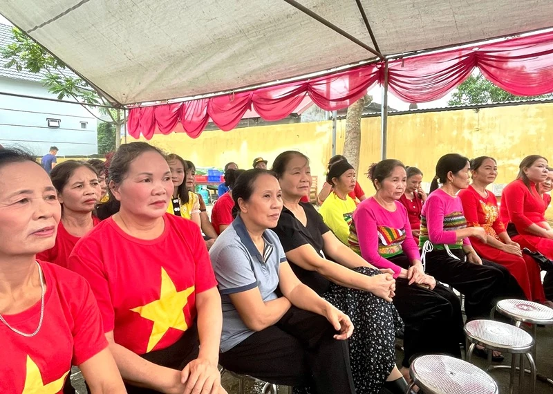 Phó Chủ tịch Ủy ban MTTQ tỉnh, Chủ tịch Hội CCB tỉnh Đinh Tiên Phong dự Ngày hội Đại đoàn kết toàn dân tộc tại xã Cẩm Thủy