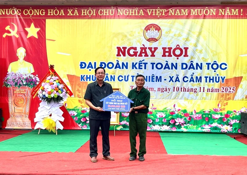 Phó Chủ tịch Ủy ban MTTQ tỉnh, Chủ tịch Hội CCB tỉnh Đinh Tiên Phong dự Ngày hội Đại đoàn kết toàn dân tộc tại xã Cẩm Thủy