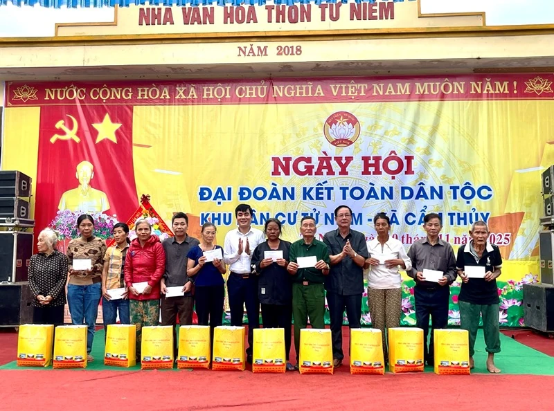 Phó Chủ tịch Ủy ban MTTQ tỉnh, Chủ tịch Hội CCB tỉnh Đinh Tiên Phong dự Ngày hội Đại đoàn kết toàn dân tộc tại xã Cẩm Thủy