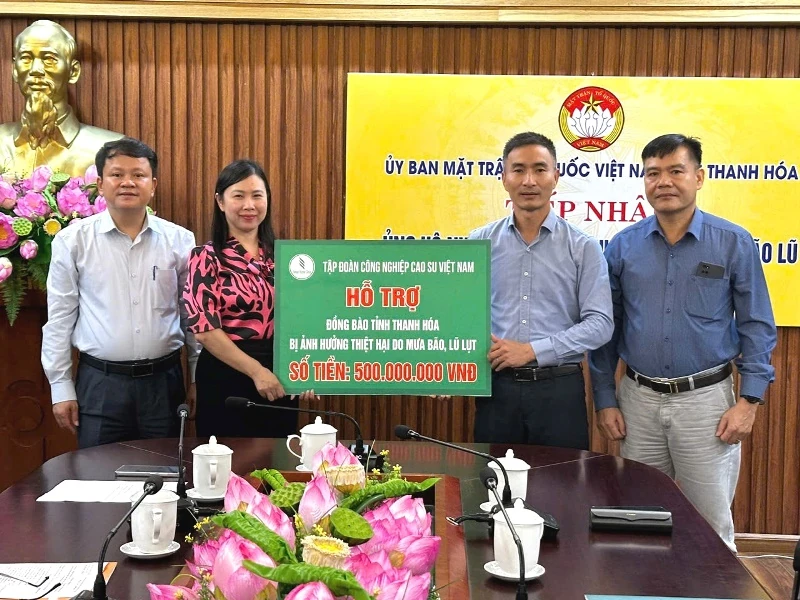 Các doanh nghiệp ủng hộ đồng bào vùng lũ 1 tỷ đồng