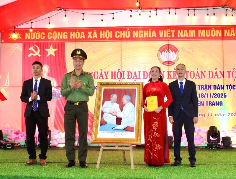 Thiếu tướng Tô Anh Dũng dự Ngày hội Đại đoàn kết toàn dân tộc tại xã Tiên Trang