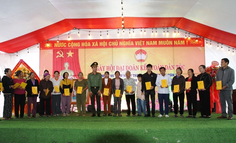Thiếu tướng Tô Anh Dũng dự Ngày hội Đại đoàn kết toàn dân tộc tại xã Tiên Trang