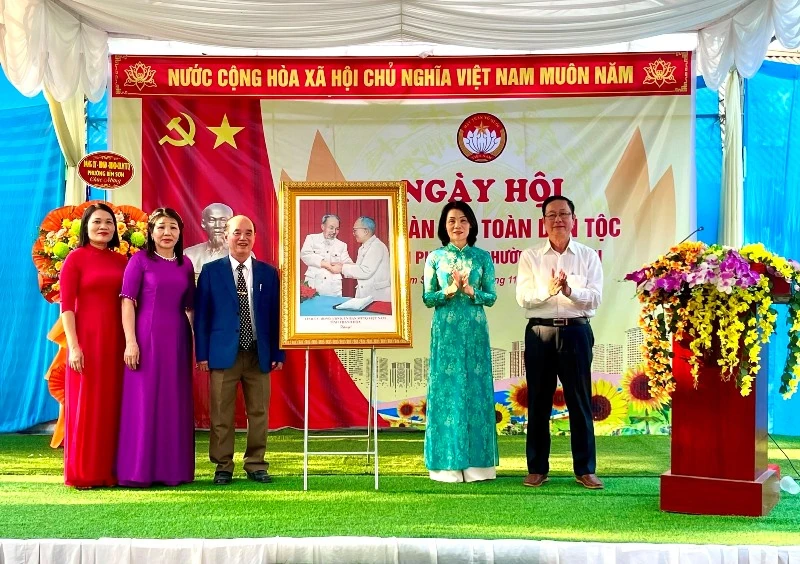 Cán bộ, Nhân dân tổ dân phố số 8, phường Bỉm Sơn chung vui Ngày hội Đại đoàn kết