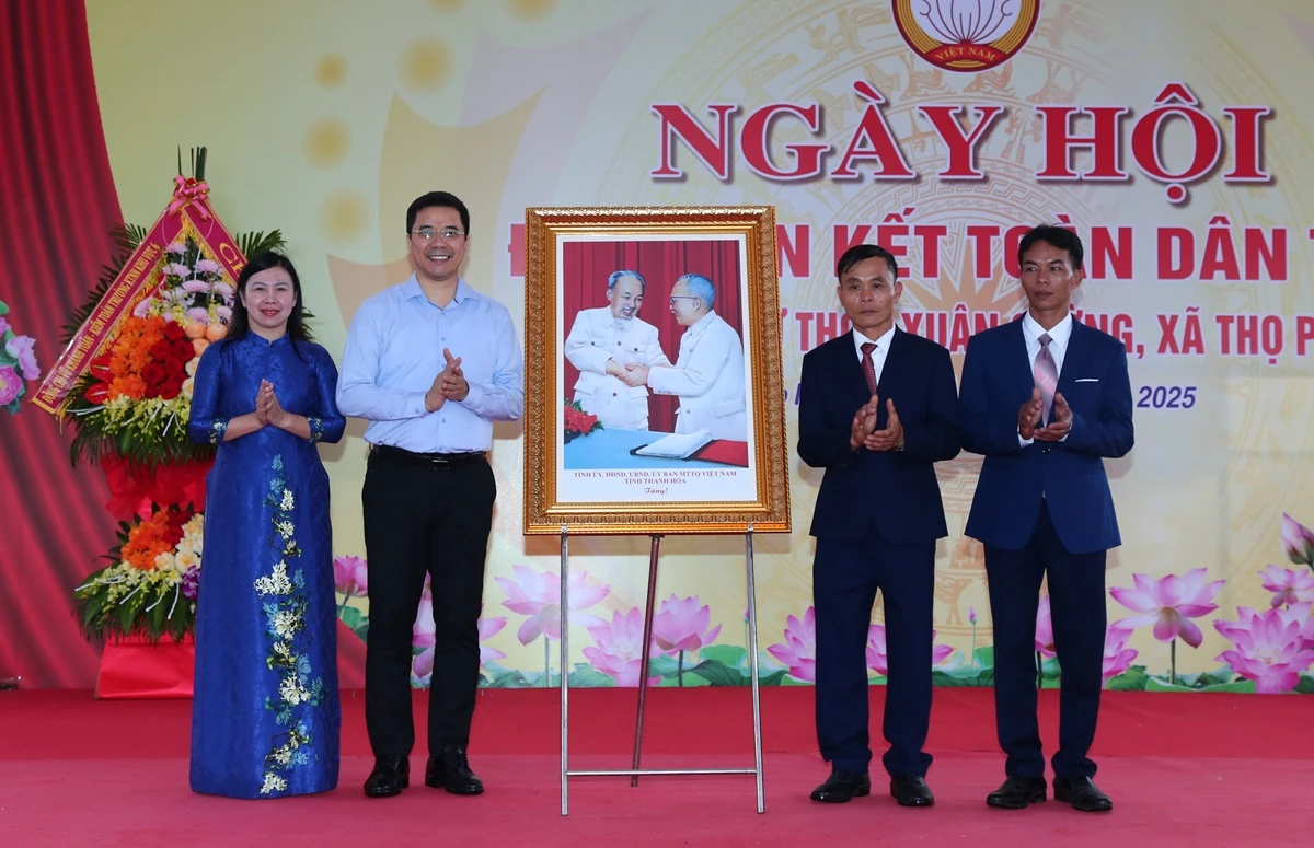 Phó Bí thư Thường trực Tỉnh ủy Nguyễn Hồng Phong: Đoàn kết, đồng lòng xây dựng Xuân Cường sớm trở thành thôn kiểu mẫu