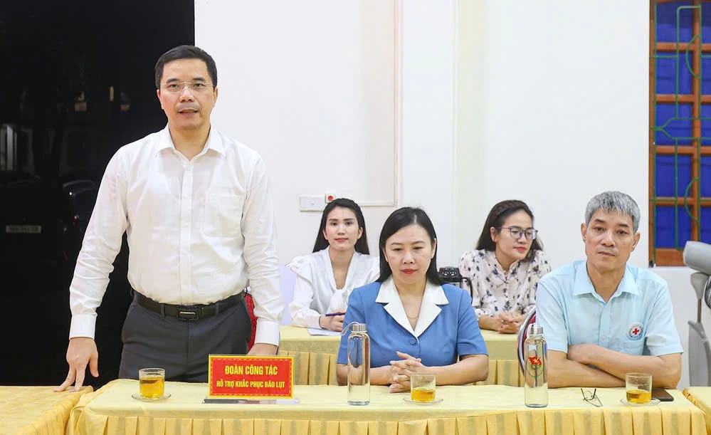 Phó Bí thư Thường trực Tỉnh ủy Nguyễn Hồng Phong thăm hỏi và trao nguồn lực hỗ trợ tỉnh Hà Tĩnh khắc phục hậu quả thiên tai