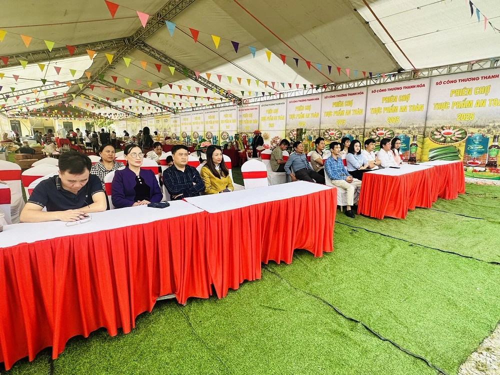Hàng trăm sản phẩm được bày bán tại phiên chợ thực phẩm an toàn