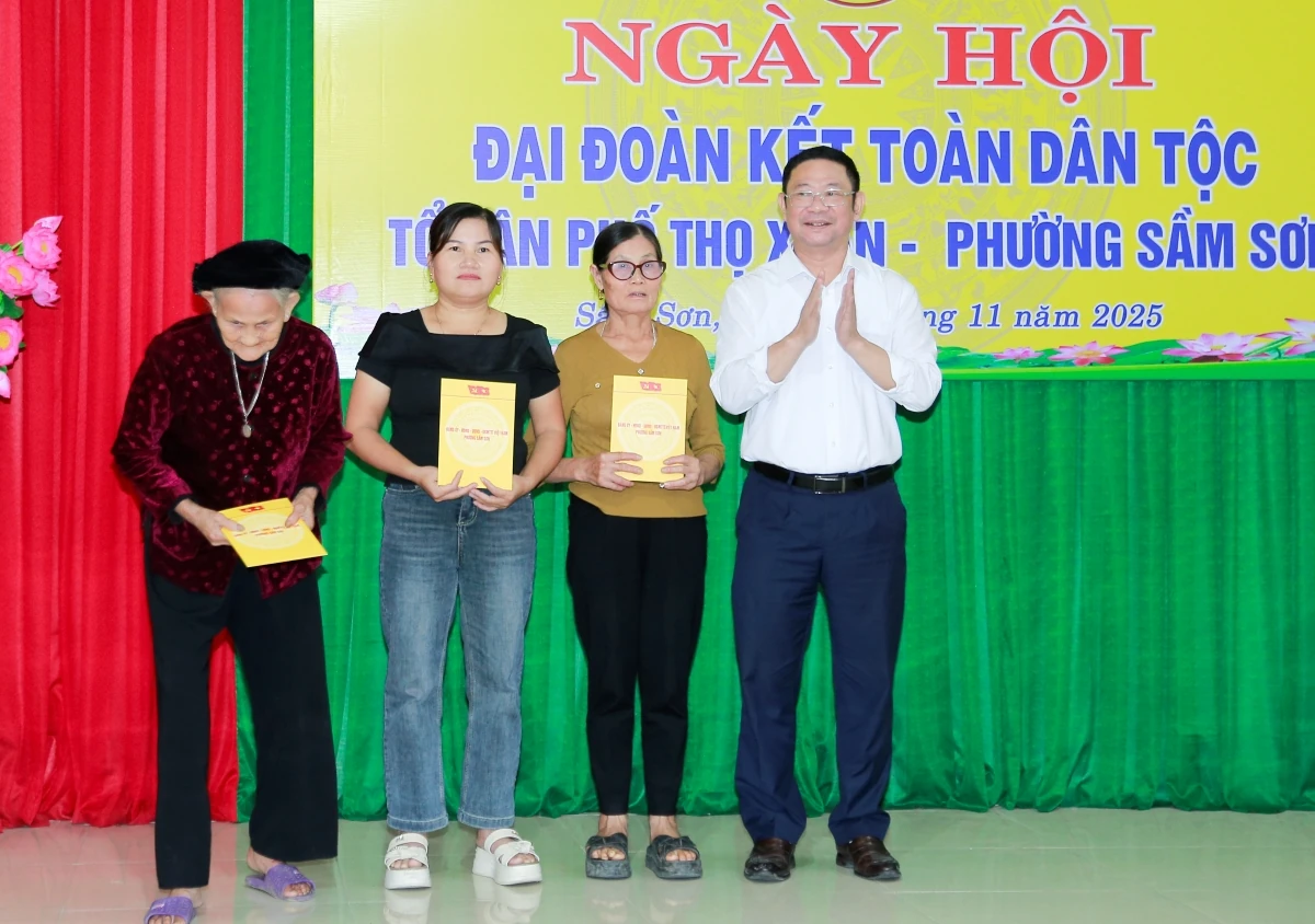 Phó Bí thư Tỉnh ủy, Chủ tịch Ủy ban MTTQ tỉnh Trịnh Tuấn Sinh dự Ngày hội Đại đoàn kết toàn dân tộc tại phường Sầm Sơn