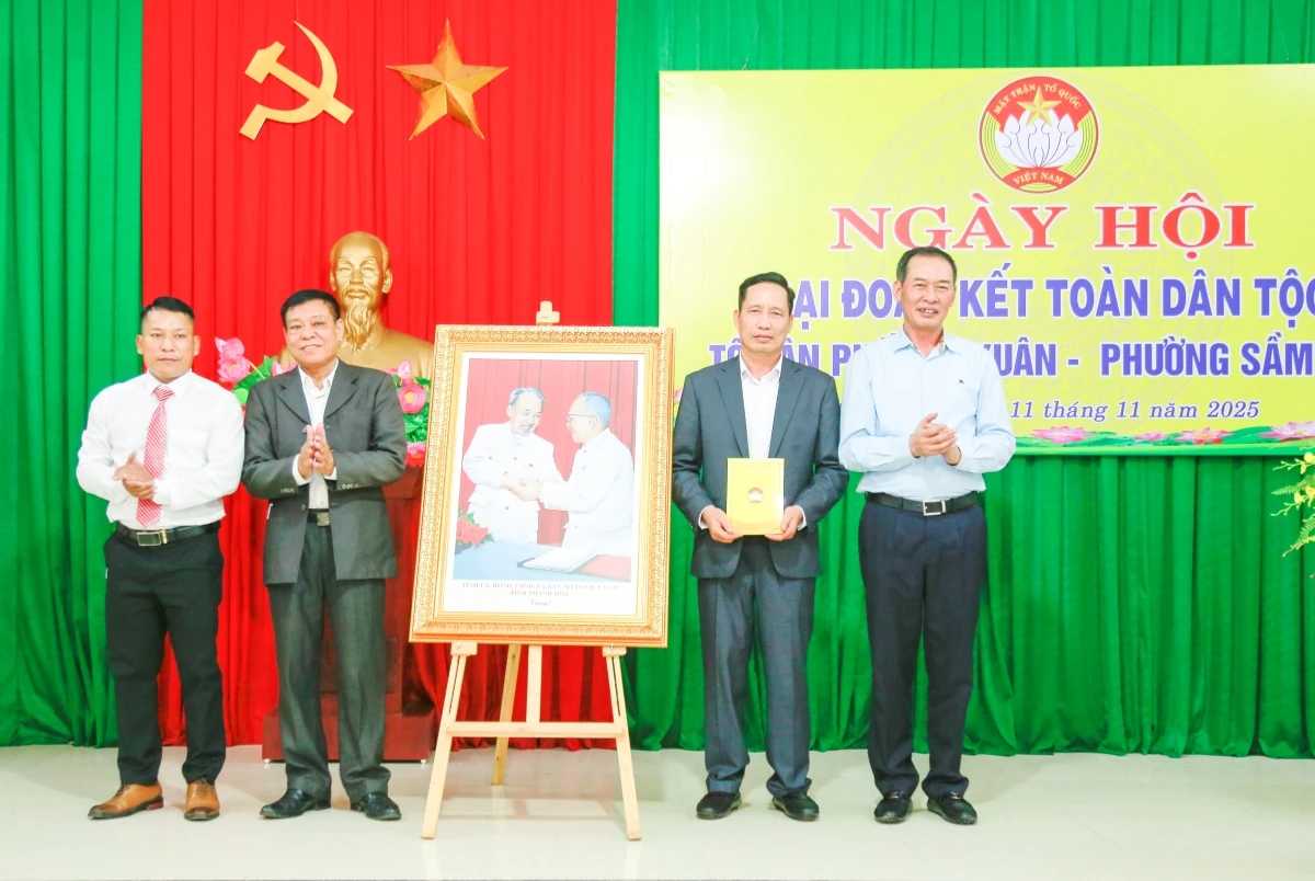 Phó Bí thư Tỉnh ủy, Chủ tịch Ủy ban MTTQ tỉnh Trịnh Tuấn Sinh dự Ngày hội Đại đoàn kết toàn dân tộc tại phường Sầm Sơn