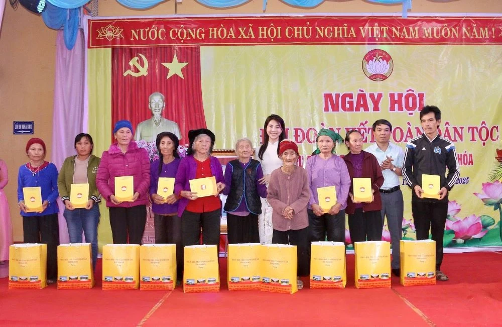 Phó Chủ tịch Thường trực HĐND tỉnh Lê Tiến Lam dự Ngày hội Đại đoàn kết toàn dân tộc tại xã Thiệu Hóa