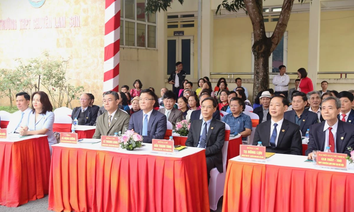 Phó Thủ tướng Chính phủ Lê Thành Long dự lễ khánh thành phòng thực hành giáo dục STEM tại Trường THPT chuyên Lam Sơn
