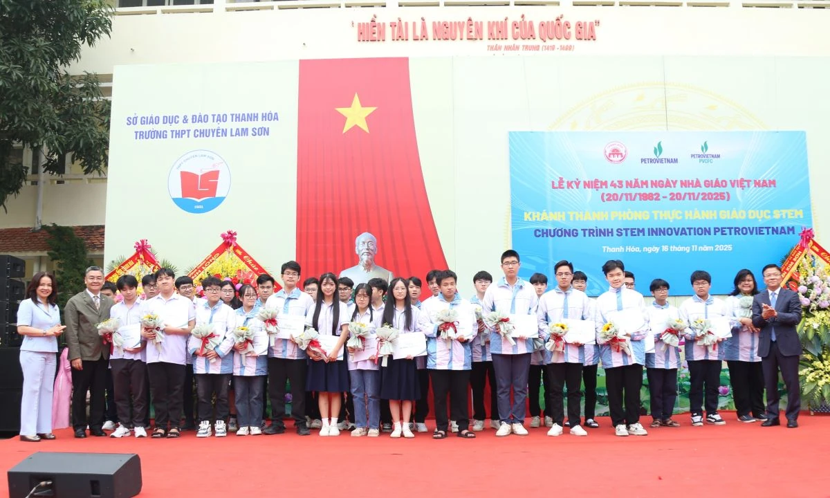 Phó Thủ tướng Chính phủ Lê Thành Long dự lễ khánh thành phòng thực hành giáo dục STEM tại Trường THPT chuyên Lam Sơn