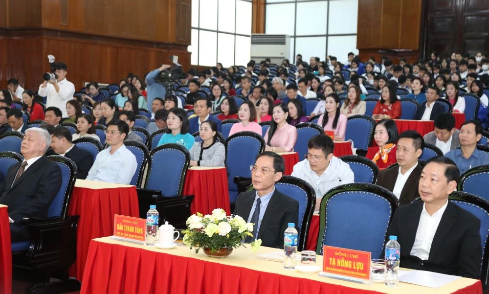 Kỷ niệm Ngày Nhà giáo Việt Nam và trao học bổng của gia đình Giáo sư Lê Viết Ly cho học sinh, sinh viên