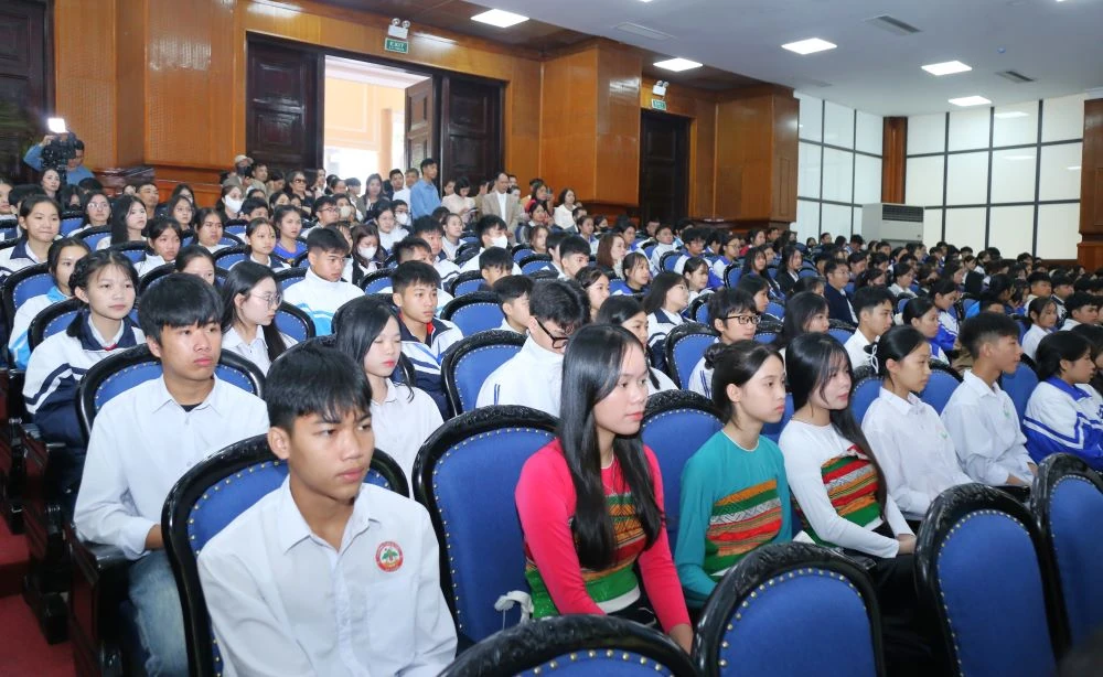 Kỷ niệm Ngày Nhà giáo Việt Nam và trao học bổng của gia đình Giáo sư Lê Viết Ly cho học sinh, sinh viên