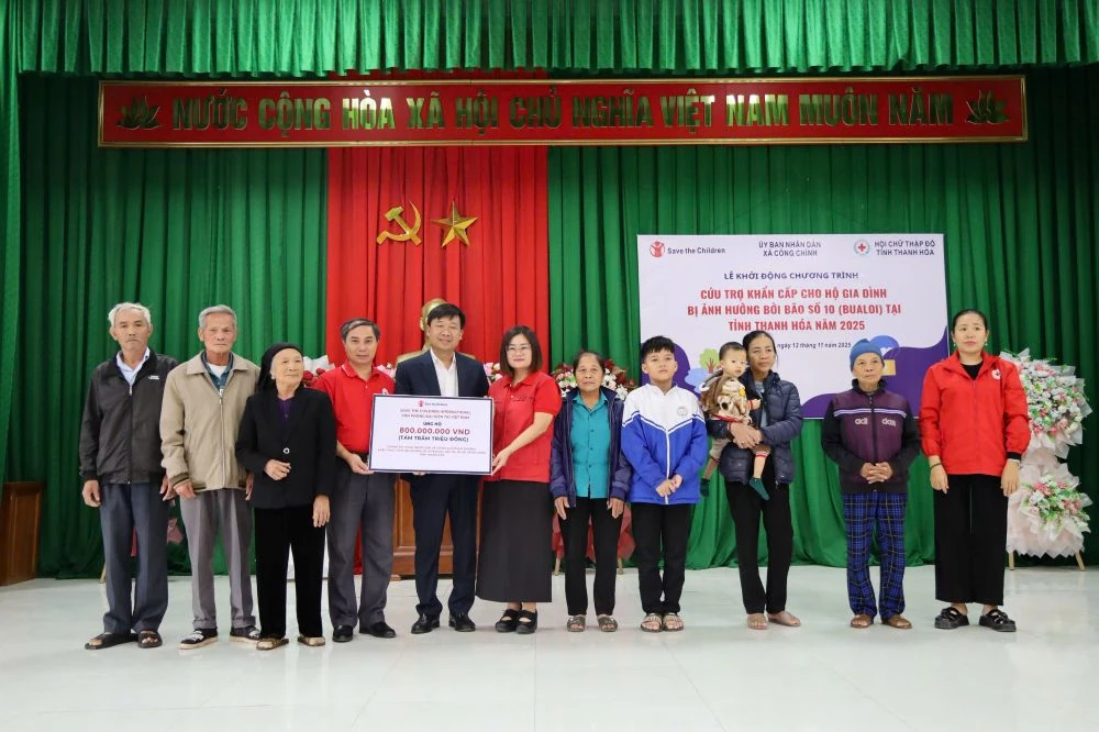 SCI hỗ trợ các gia đình có trẻ em bị thiệt hại do bão số 10 tại xã Công Chính