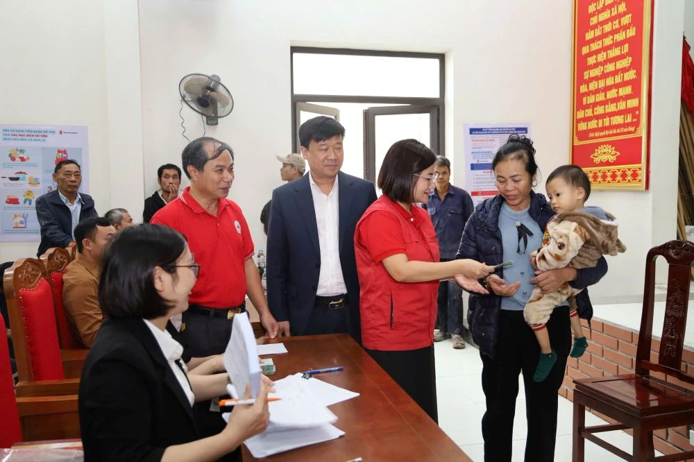 SCI hỗ trợ các gia đình có trẻ em bị thiệt hại do bão số 10 tại xã Công Chính