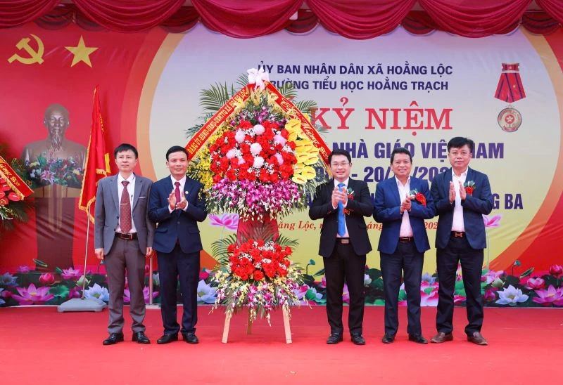 Trường Tiểu học Hoằng Trạch đón nhận Huân chương Lao động hạng Ba