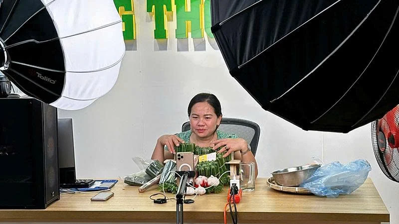 Phụ nữ nông thôn khai thác nền tảng số lan tỏa đặc sản địa phương