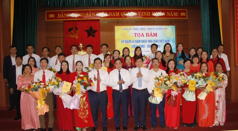 Xã Định Tân tọa đàm kỷ niệm 43 năm Ngày Nhà giáo Việt Nam