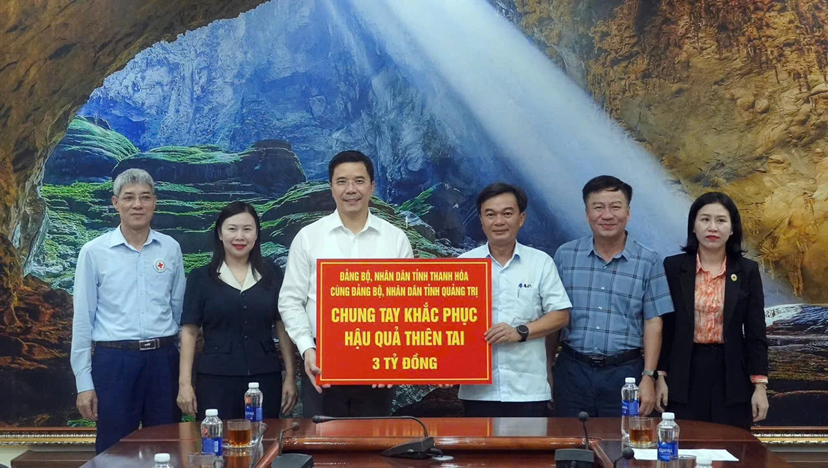 Phó Bí thư Thường trực Tỉnh ủy Nguyễn Hồng Phong thăm hỏi và trao nguồn hỗ trợ người dân Quảng Trị bị ảnh hưởng bởi thiên tai