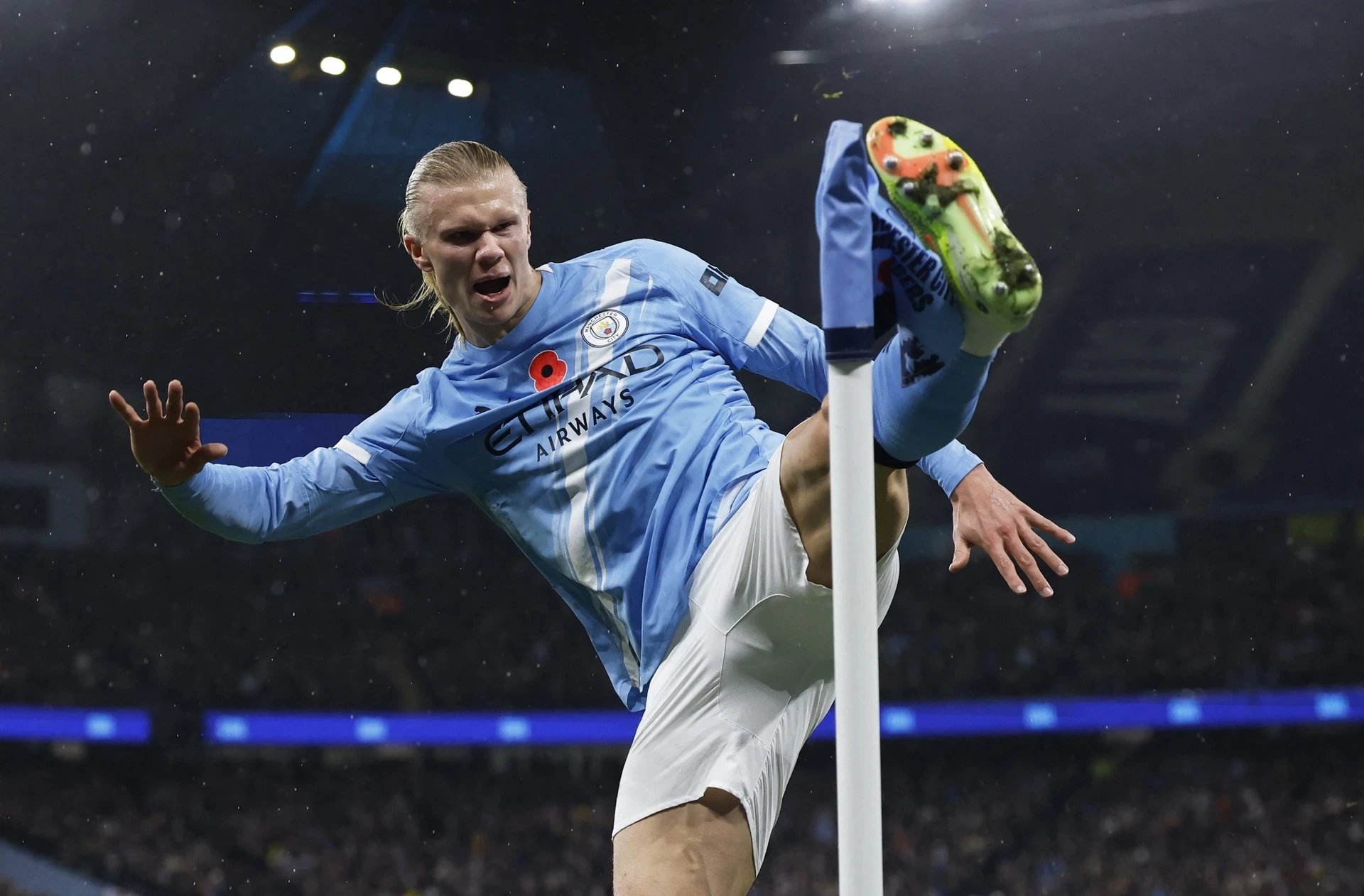 Ninh Bình lập kỷ lục bất bại 35 trận; Man City hạ gục Liverpool 3-0