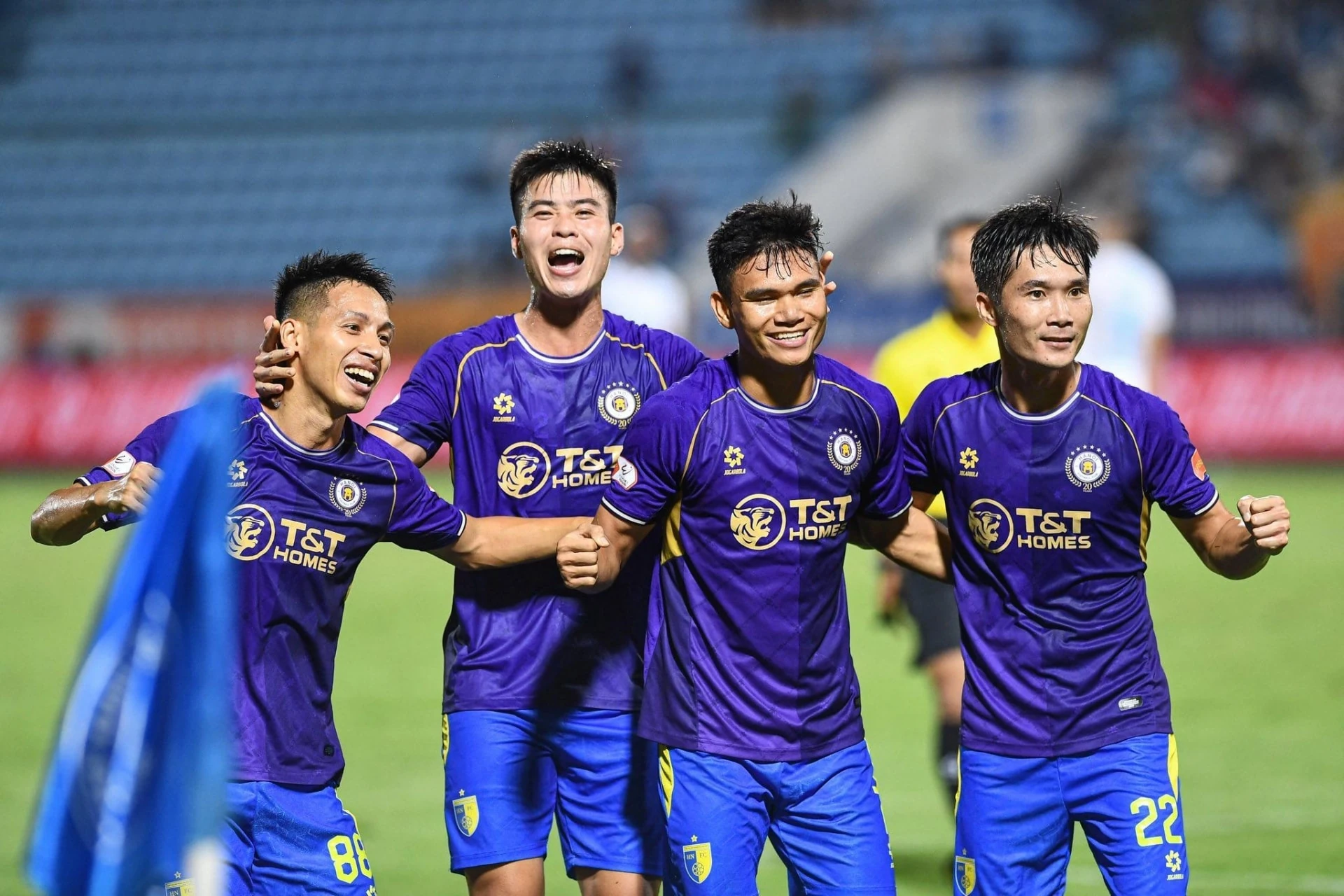 Công an Hà Nội thắng tưng bừng; U17 Indonesia tạo kỳ tích tại World Cup