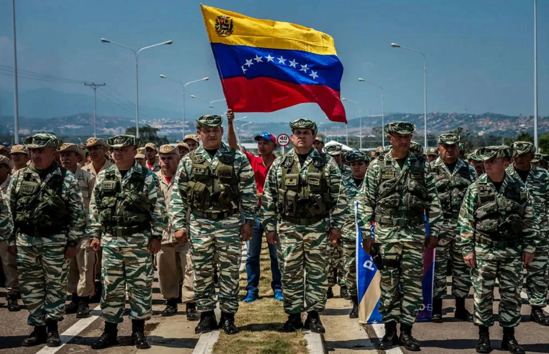 Venezuela điều quân quy mô lớn đối phó tàu chiến Mỹ